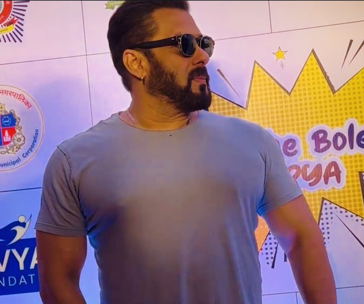 Latest Pic Of Megastar #SalmanKhan 🔥

Earrings Mtlb #Sikandar Shoot Begins 🎥