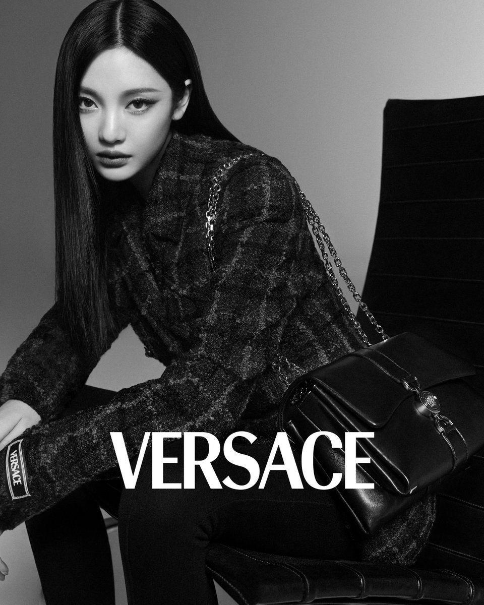 Versace's tweet photo. NINGNING for #VersaceKleio

The Global Brand Ambassador with the Kleio bag

Now at https://t.co/nymVbVTZBF

#NINGNING
#aespa
#VersaceFW24
#Versace https://t.co/Cw4qerYYvp