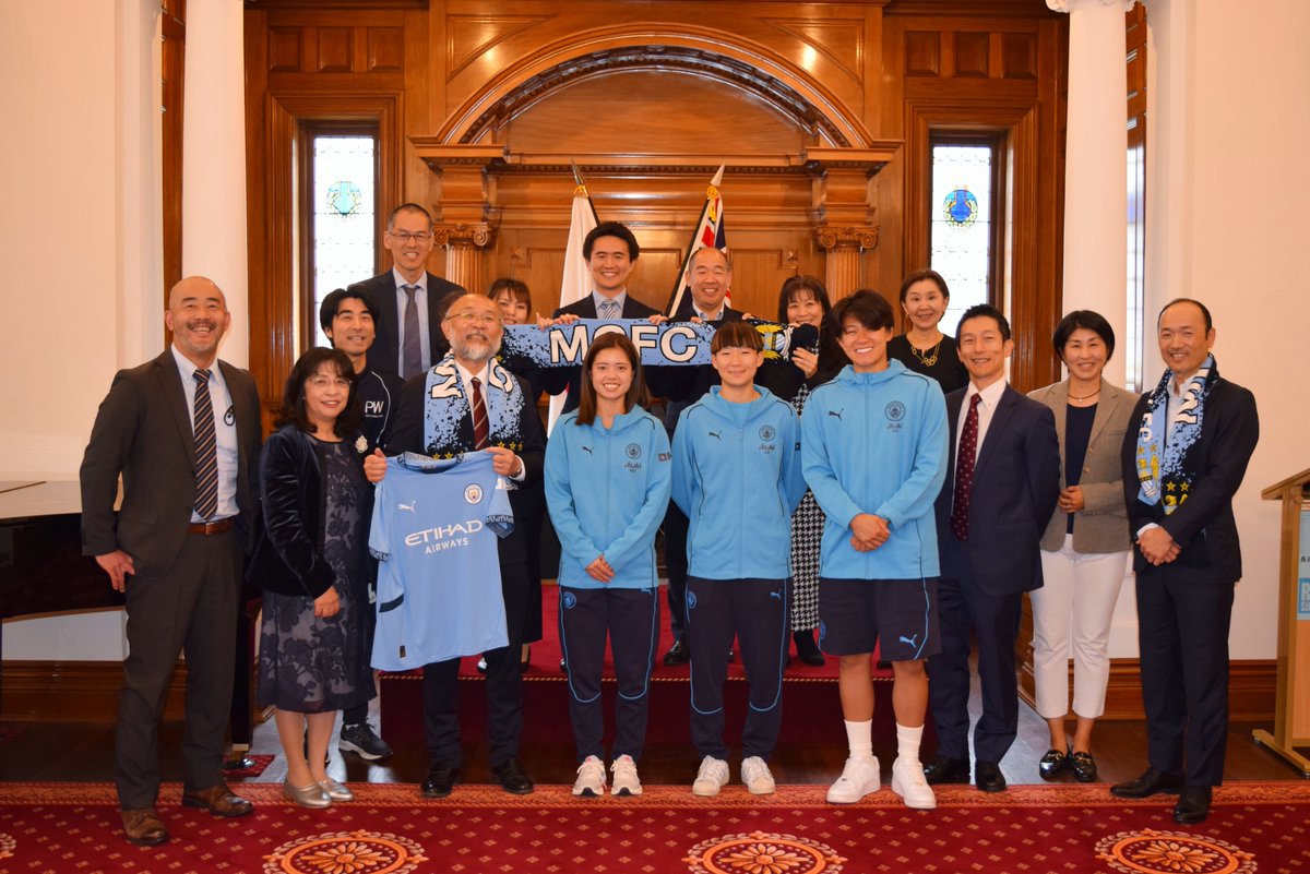 CGJPERTH's tweet image. ⚽️ On Tuesday August 27, Japanese football players from Manchester City WFC, MF Yui Hasegawa, MF Aoba Fujino and GK Ayaka Yamashita, paid a courtesy call on Consul-General Naito and members of the Japanese Association of Western Australia. @ManCity