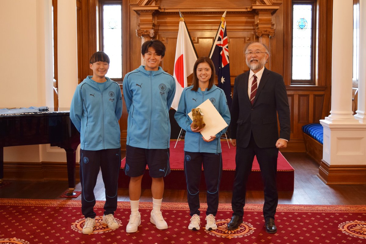 CGJPERTH's tweet image. ⚽️ On Tuesday August 27, Japanese football players from Manchester City WFC, MF Yui Hasegawa, MF Aoba Fujino and GK Ayaka Yamashita, paid a courtesy call on Consul-General Naito and members of the Japanese Association of Western Australia. @ManCity