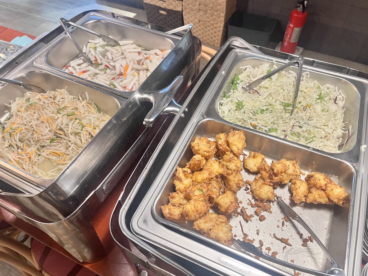 akibaru2022's tweet image. 秋葉原で本格ガチ中華が900円から食べられるのは本当に助かる……。昭和通り口すぐにある「香福味坊」のランチはライスおかわり自由なだけでなく、サラダにナムル、もやし、揚げ物が食べ放題！しかもこの麻婆茄子定食(900円）が最高にうますぎてリピ確定。ランチ17時までなので遅めランチにも！