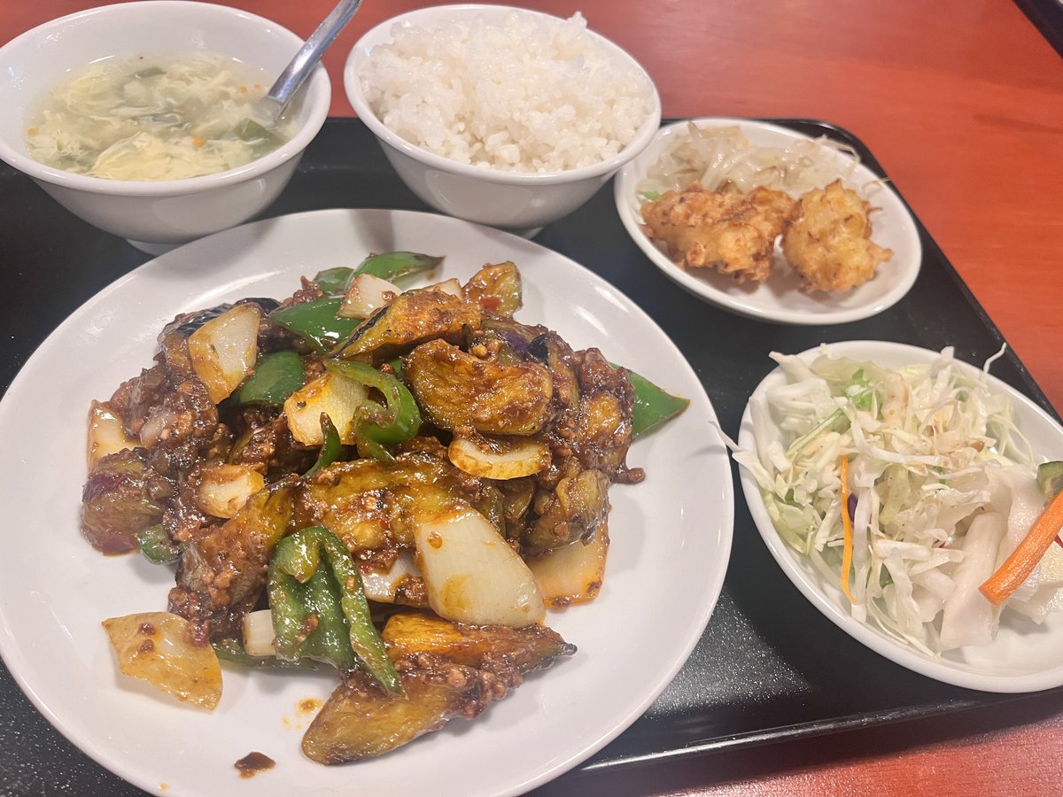 akibaru2022's tweet image. 秋葉原で本格ガチ中華が900円から食べられるのは本当に助かる……。昭和通り口すぐにある「香福味坊」のランチはライスおかわり自由なだけでなく、サラダにナムル、もやし、揚げ物が食べ放題！しかもこの麻婆茄子定食(900円）が最高にうますぎてリピ確定。ランチ17時までなので遅めランチにも！
