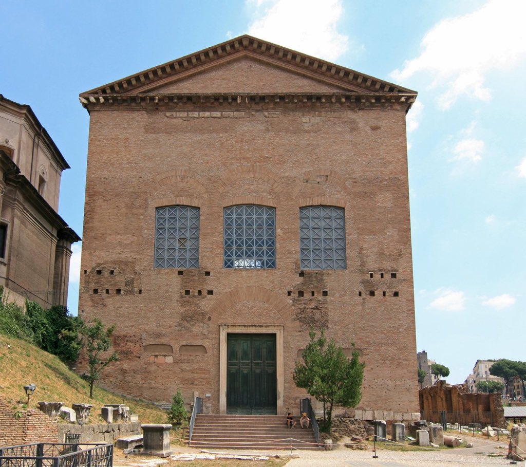 antigua_roma's tweet photo. Hoy os quiero hablar sobre una de las estructuras más importantes que conservamos de la antigua Roma: la Curia iulia, el lugar de reunión del Senado romano durante todo el Imperio.

Hoy en el año 29 a. C. fue inaugurada, así que vamos a conmemorarlo con un #HiloRomano https://t.co/yhP6xUomQX