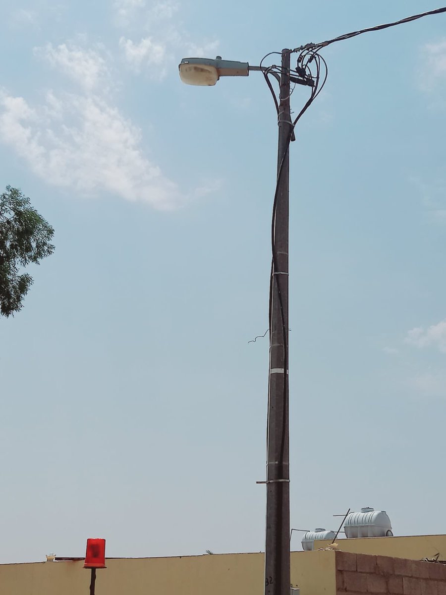 جانب من اعمال #بلدية_لينة في صيانة الإنارة ، داخل الأحياء السكنية وذلك لرفع جودة الحياة وتحقيق سلامة الجميع .