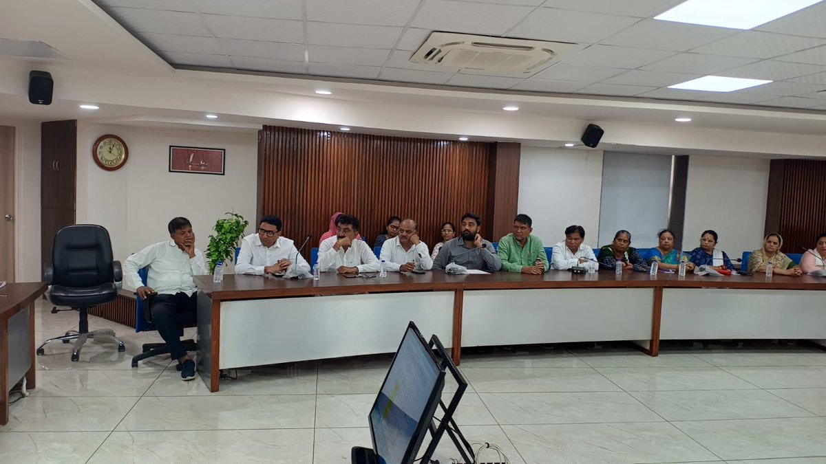 AmdavadAMC's tweet photo. Honorable MLAs, DyMCs, municipal councillors and dignitaries of different Zones in brain storming session for review of the current rainfall situation and futuristic planning for Ahmedabad municipal corporation.
#amc #amcforpeople #Trending #latest #BrainstormingSession #RainfallReview #FuturePlanning #UrbanDevelopment #CityManagement #Ahmedabad #municipalcorporation