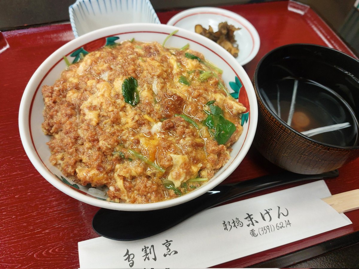 __yuaxxyua's tweet image. 新橋の老舗鳥割烹の末げん。三島由紀夫が最後の晩餐で選んだお店で有名だけど本当に美味しい。かま定食はとろっとろの鳥挽き肉の親子丼。からあげ定食は1,800円するけどからあげ本当に美味しいから一度食べてみてほしい…夜は2万円程度するからランチは1,400円から食べれてコスパ最高。