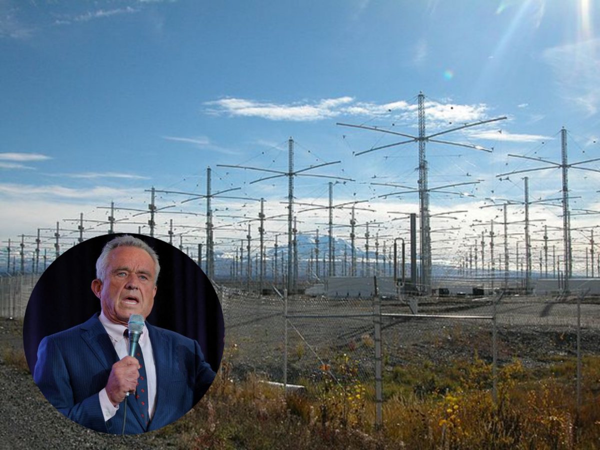 Diasthegoat7's tweet photo. 🇺🇸‼️

Robert Kennedy Jr. bejelentette, hogy meg fogja állítani a HAARP-ot és országos szintű vizsgálatot indítanak a chemtrail ügyében.

Kennedy állítja, hogy a kormányok tudatosan, különböző kémiai vegyszereket juttatnak a levegőbe az utasszállító repülőgépek segítségével, amelyek főként időjárás-változatásra (ez nem egy teória, a HAARP valóban létezik, minden kormány elismeri) való dolgok, s John Kennedy unokaöccse biztos abban, hogy ezzel egyidőben tudatosan mérgezik is az embereket.

Magyarországon nagyon kiakadtak ezért a Republikánusokra, pedig elméletileg ezek a dolgok nem léteznek és csak az alufóliás Mi Hazánk hívők találták ki az egészet. Nem is értem, miért félnek egy független, hatósági vizsgálattól... 😁