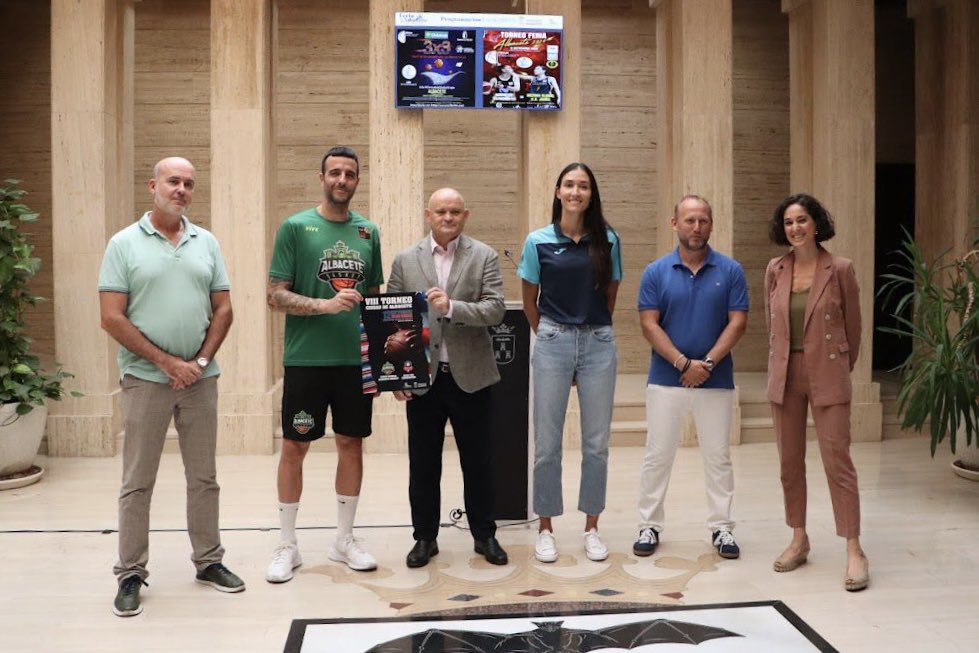 AlbaceteBasket's tweet photo. 🥰 Los amantes del baloncesto están de enhorabuena durante esta #FeriadeAlbacete, 5 eventos fueron presentados ayer en el @AytoAlbacete con importante protagonismo del Bueno Arenas Albacete Basket.
#GreenFamily
#VolveraSOÑAR
#OrgullodeALBACETE https://t.co/4uB1ZkL5nx
