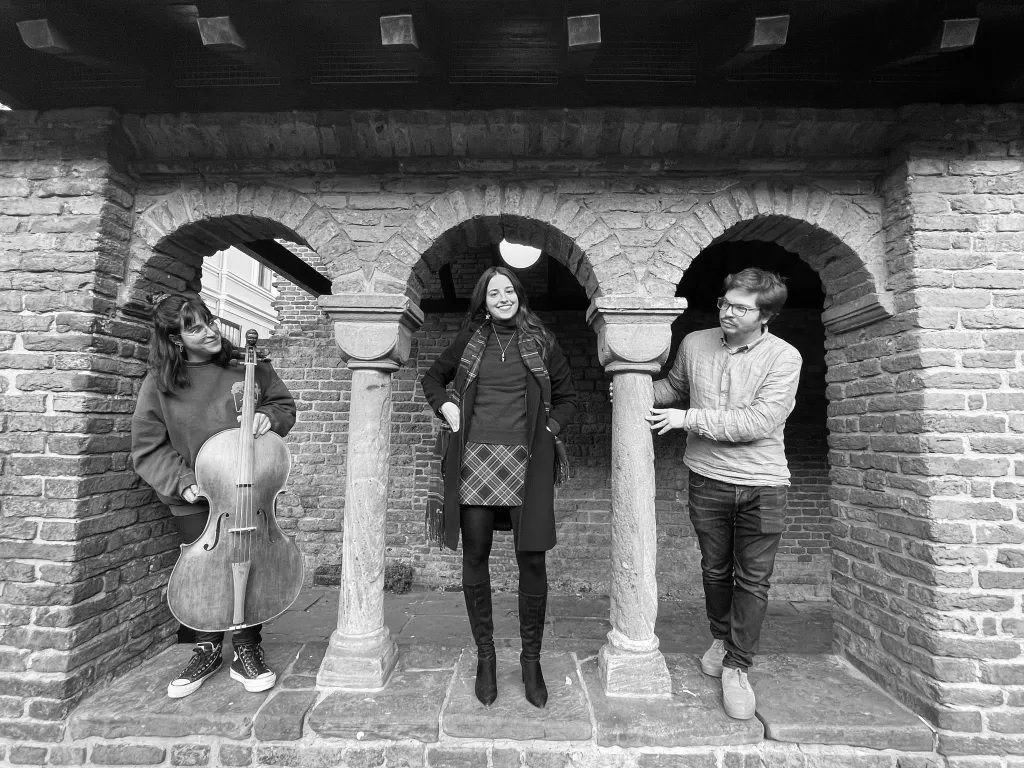 Kom naar het Pauzeconcert van 4 september 12.45 in de Kloosterkerk. Luister naar het trio Albionoria  dat de verbinding maakt tussen de expressieve  liederen uit de barok en de inventiviteit die hedendaagse technieken en  hulpmiddelen bieden.