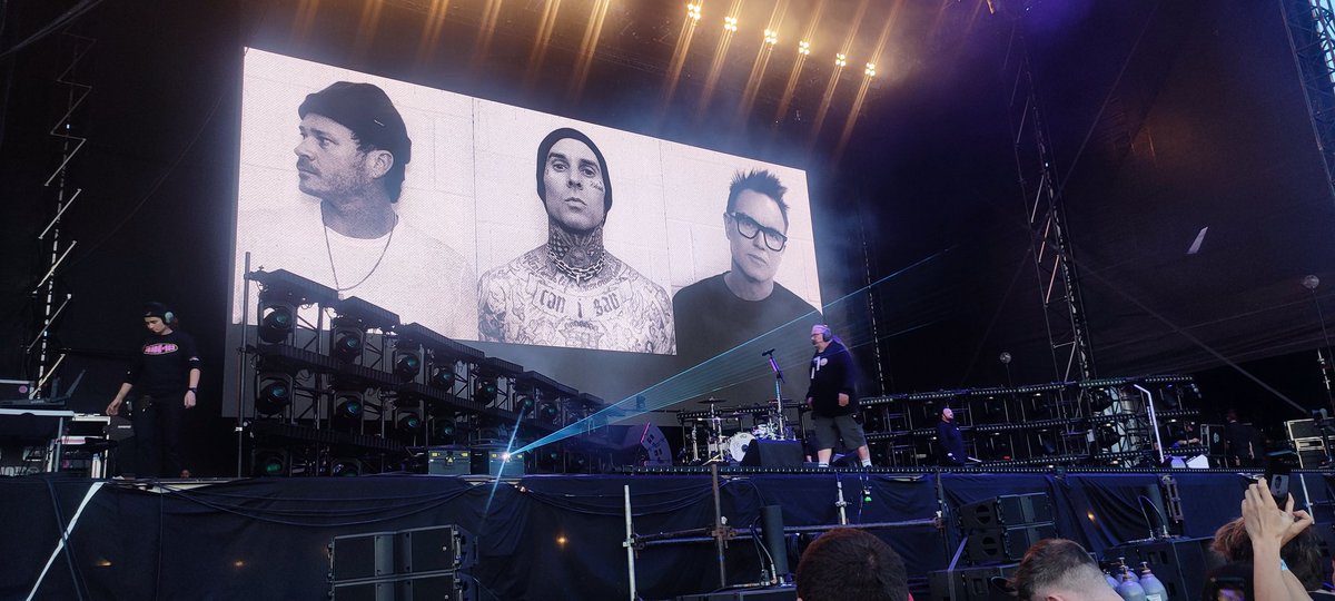 GH0ST0FME's tweet photo. Blink182 in Dublin. Loved every minute of it. Great show and setlist I'm so happy i got to see it. #Blink182 #OneMoreTime https://t.co/wvRBdJ8T4Z