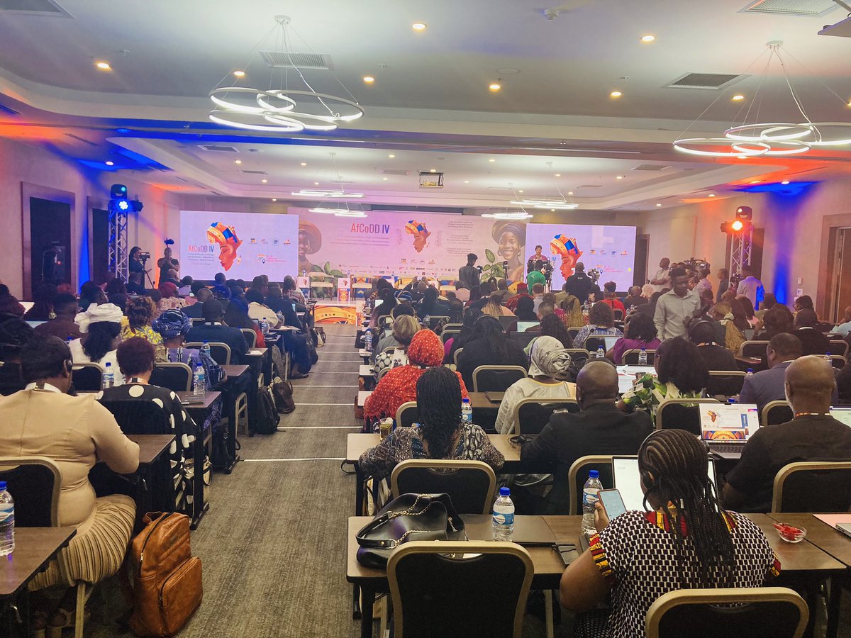 fes_au's tweet photo. 🥁 Bom dia from #AfCoDDIV in #Maputo! 🇲🇿

@fes_au is here with our @ituc_africa #ATUNET colleagues to discuss #PanAfrican #feminist perspectives on the #DevelopmentCrisis caused by #debt. 📈

Watch out for our side-event
tomorrow on “#PublicDebt and #WomensRights”. 🧗🏽‍♀️ https://t.co/AXPMq9lX4p
