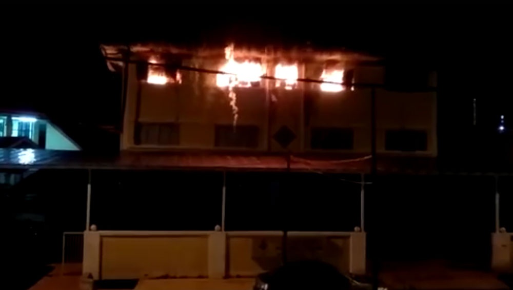 Sebuah rumah tahfidz terbakar dan membakar hidup hidup puluhan anak penghapal Al Quran di dalamnya hingga t3was. Mirisnya, kebakaran itu terjadi secara disengaja..

Kasus Pembakaran Rumah Tahfidz Darul Quran Ittifaqiyah, Malaysia 2017

utas