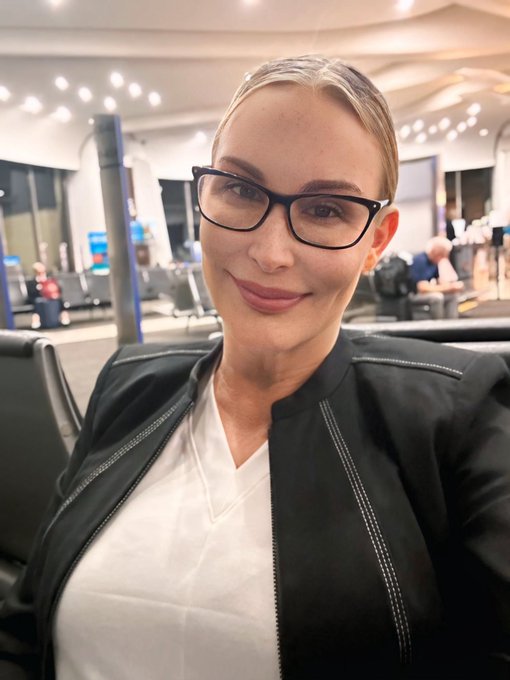 Happy Wednesday💋😊 At the airport heading to LA to see my daughter. https://t.co/aBN00ClRaq<a href="/tag/ntvm"class="tags"><span>#ntvm</span></a>