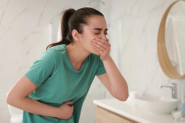 Voice_clinical's tweet image. ¿Sabías que vomitar puede afectar tu voz? El ácido del estómago irrita la laringe, lo que puede causar ronquera y debilidad vocal. Gracias a la Fonoaudióloga @roxana.coll por este valioso consejo. 
instagram.com/p/C22zITEvlFq/…

#SaludVocal #Disfonía #CuidaTuVoz