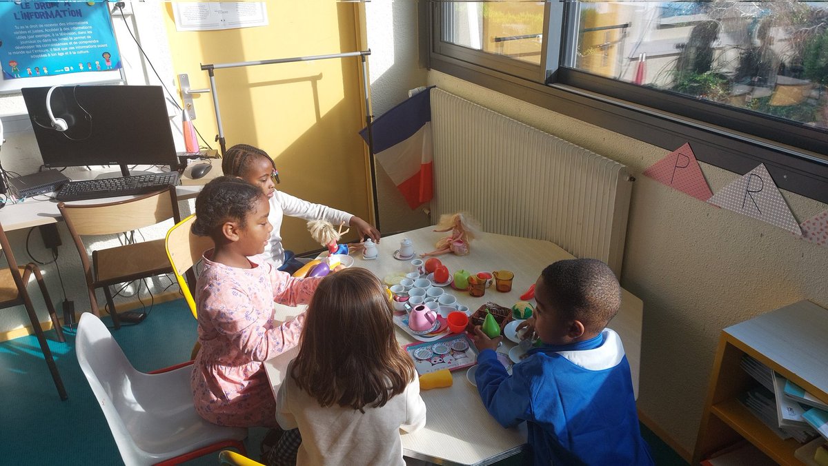 Le stage de réussite est en cours pour les CP, CE1 et  CE2 : ateliers écriture, maths, lecture,cuisine, peinture, jeux.