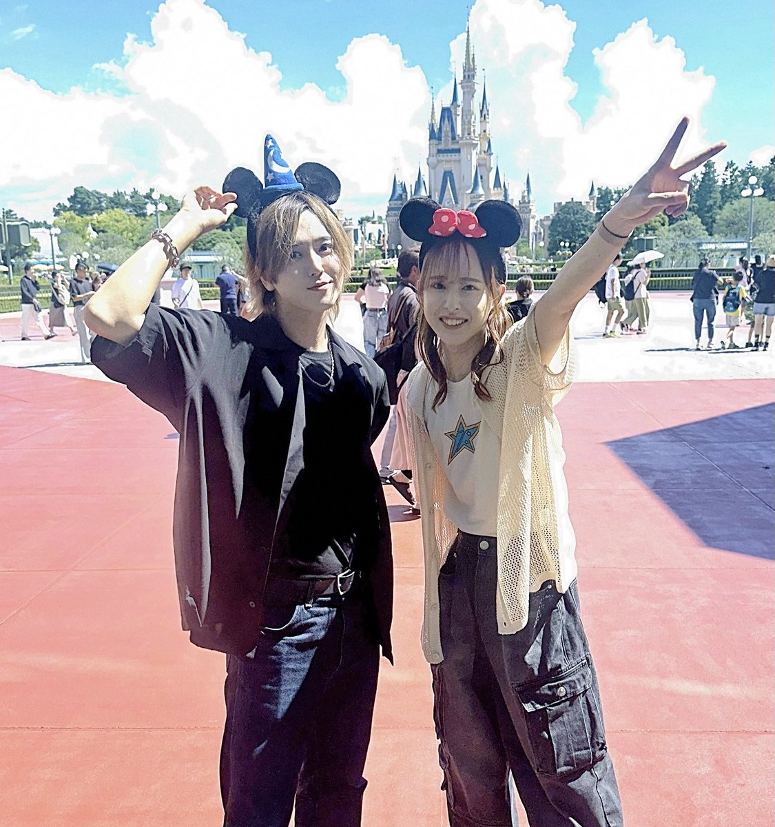 kumadayo_1022's tweet photo. やっと稜之の誕生日おめでとできた笑
カチューシャはミッキーミニーにしたよ
久しぶりの #りょうくま 補給して🥤 https://t.co/qLGgfRsuqR