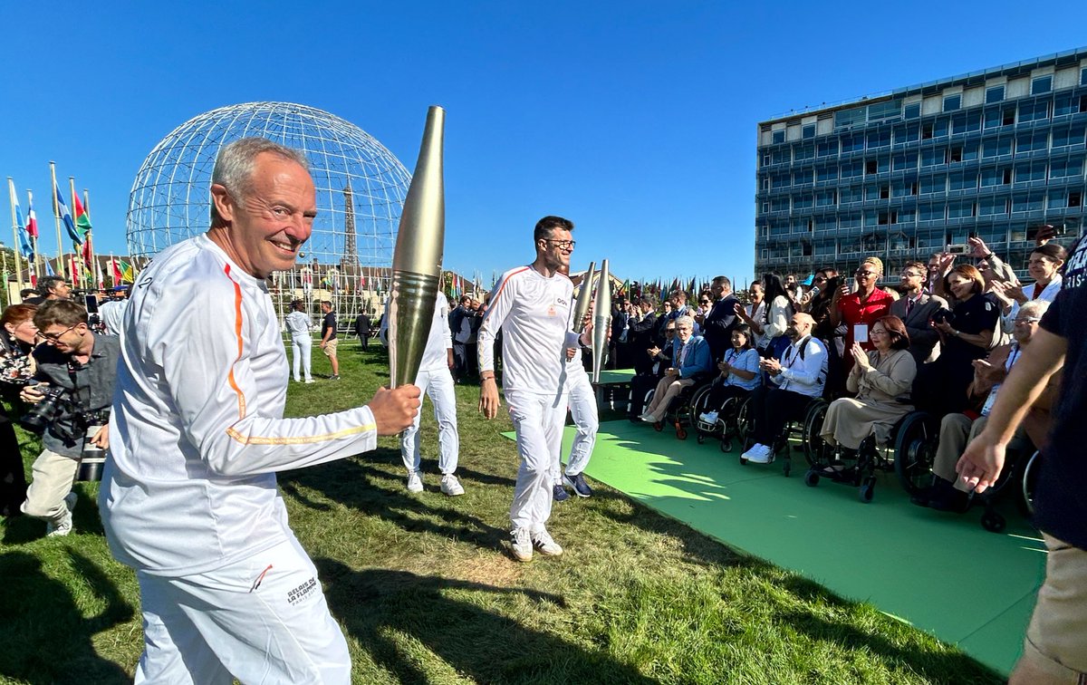 USUNESCO's tweet image. #HappeningNow: The Paralympic Torch Relay makes a final stop at @UNESCO before the Paralympic Opening Ceremony. Thrilled to witness this historic moment with Senator Tammy Duckworth, @ECAatState Deputy Assistant Secretary Elkon, and 🇺🇦Paralympic Delegation President Sushkevych!