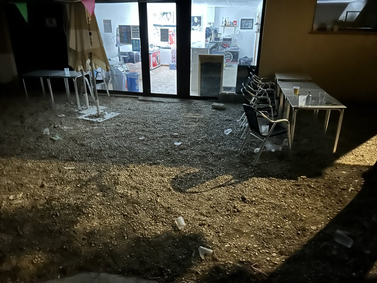 amuntbeseit's tweet photo. El chiringuito gestionado por el consistorio y ubicado en dicho espacio natural así deja su entorno tras sus convocatorias de tardeo. Desde Teruel Existe exigimos una mayor seriedad en hacer cumplir las normas en éste espacio por el bien de todos. https://t.co/Ib5Es1hFoO