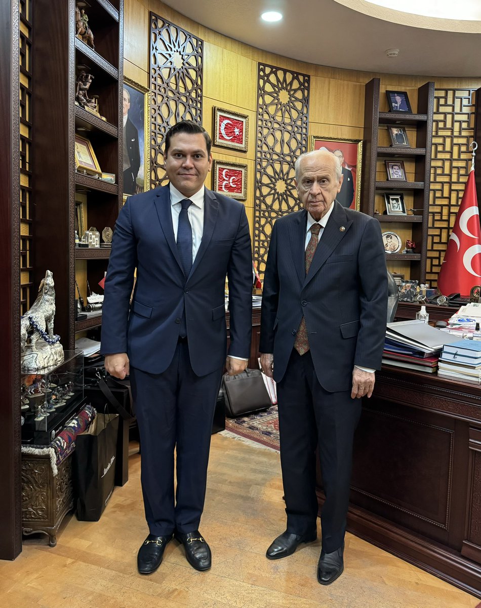 OguzAlperOktem's tweet photo. Türk dünyasının bilge lideri, değerli büyüğüm Sayın Devlet Bahçeli’yi ziyaret edip, paylaşımlı yolculuk sistemini detaylı arz ettim. Türk teknoloji ve internet girişimcilerine olan inancı için kendisine şükranlarımı sunarım. 

@dbdevletbahceli @MHP_Bilgi https://t.co/BThjplytAp