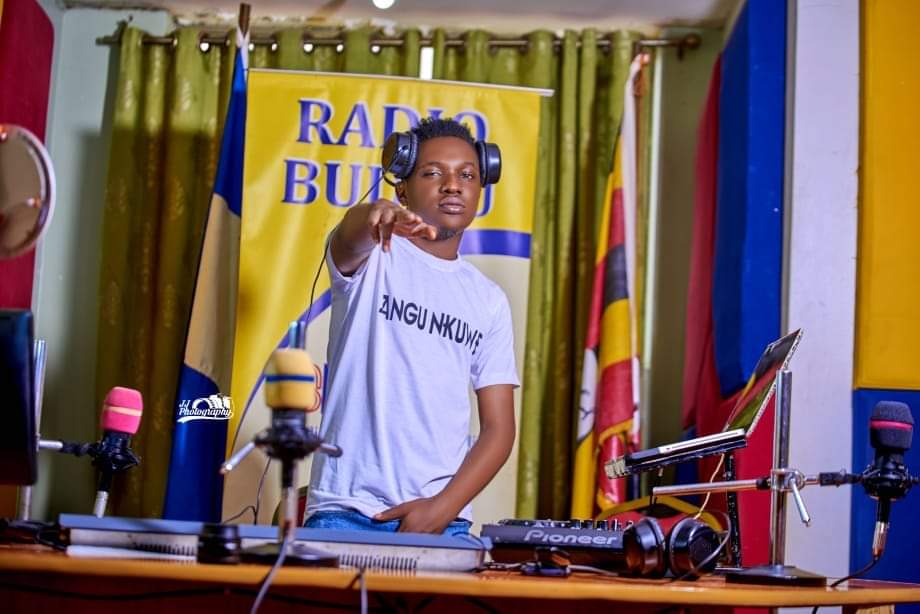 DjMelPro1's tweet photo. Da Mixxx Ku Radio Yo Till 4pm π π₯ π @radiobuddu98 #LoveWednesday Teeka Wano Obubaka Bwo... https://t.co/4MdW5CfEI0