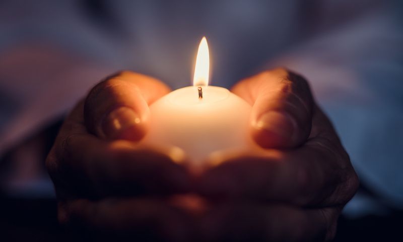 YveK22's tweet photo. Guten Morgen zusammen,
Ines, 57 Jahre alt, Ehefrau und Apothekerin.
Sie starb in den Armen ihres verletzten Mannes. Dieser befindet sich auf dem Wege der Besserung.
Stefan, 67 Jahre alt, Rentner. An der Trauerstelle haben Freunde ein Bild des Opfers aufgestellt. Auf einer Trauerschleife steht "Ermordet worden."
Florian, 56 Jahre alt, stammte aus Hessen, arbeitete in Solingen. Am Freitag fuhr er wegen des Festes nicht nach Hause. Sein Todesurteil.

Drei Menschen, die auf dem Festival der Vielfalt in Solingen von einem abgelehnten Asylbewerber, der vor über einem Jahr abgeschoben werden sollte, erstochen wurden.
Deutschland im Jahre 2024.
