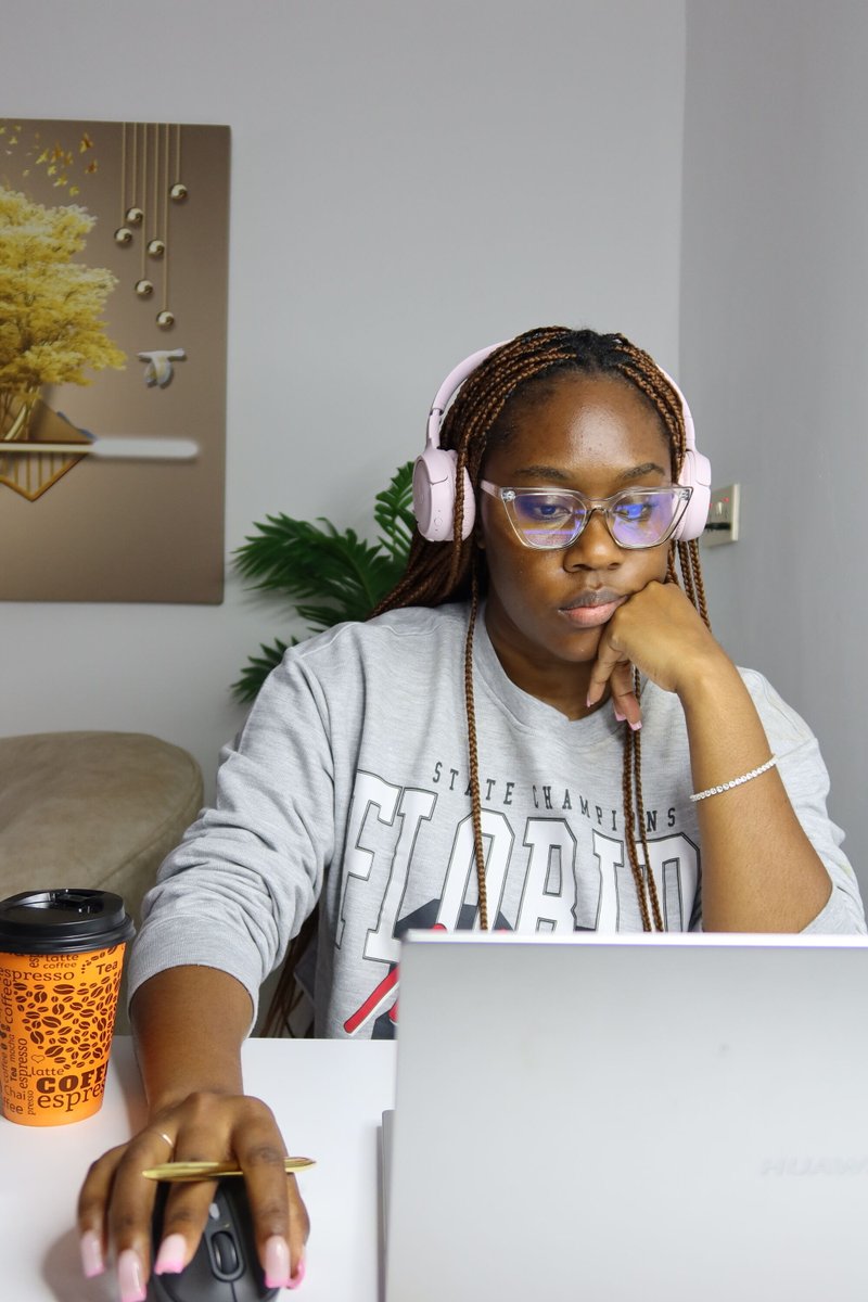 RemoteVee's tweet photo. I’m sharing remote work tips/info daily for 30 days to help those who want to work remotely.

𝗗𝗮𝘆 𝟭: People like myself work remotely full-time. You can work remotely in almost any field - the tech industry is the most popular and they are paid.🌟 #RemoteWork #Productivity https://t.co/6BOKrt7slk