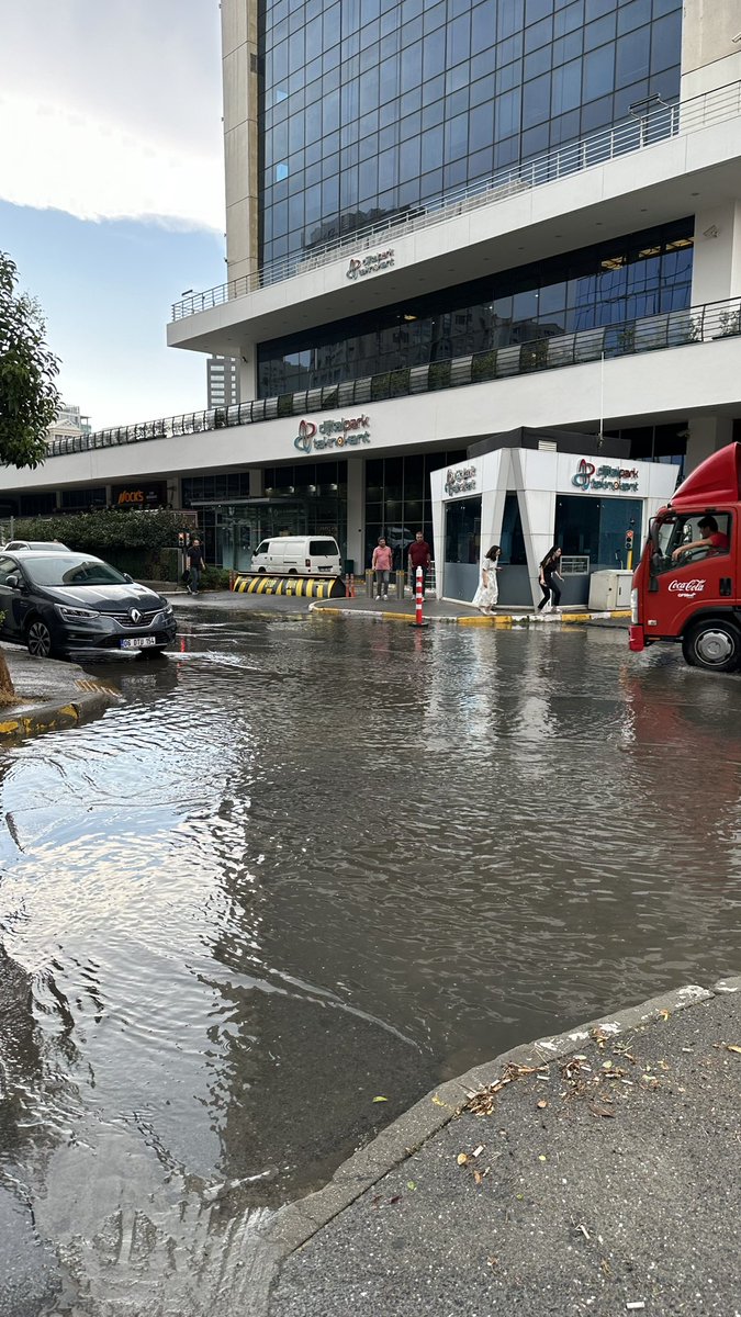 npyedi's tweet photo. @onursaladiguzel Onursal bey makamınızdan inip kapının önüne bakar mısınız? https://t.co/zmKi484QXz