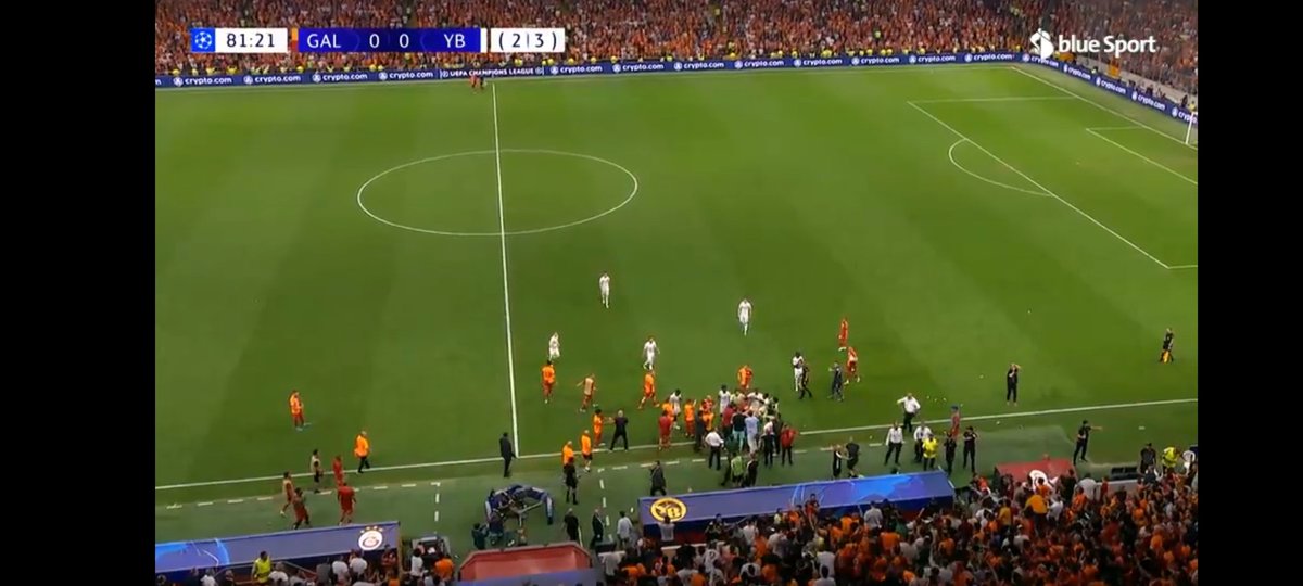 ludo_0905's tweet photo. L'@UEFA doit serrer la vis avec les clubs turcs ainsi que leurs supporters. Ce qu'on a vu à #Istanbul hier soir est encore une fois scandaleux. #gsyb #ChampionsLeague https://t.co/vmiveGUpaw