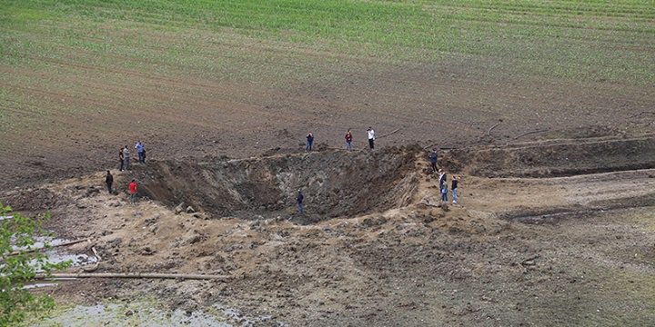 slmbruce's tweet photo. Kamyoncu takip edilidğini anlar.
Tanışık, Dürümlü mezrasında yol boyu 4 pikapla kamyonu takip eden köylü , kamyonun önünü keser.

Ardından silahlar patlar , daha sonrasında bomba infilak ettirilir. https://t.co/HgMa9Bqxt3