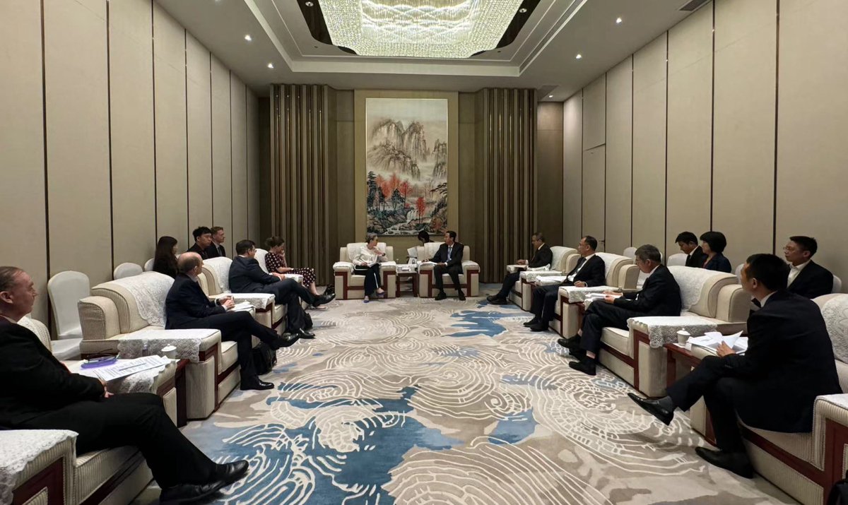 ukinchina's tweet photo. This week DHM Geraldine McCafferty is in Guangzhou.
 
DHM opened the 3rd China-Europe Energy Technology Innovation Cooperation forum and set out the 🇬🇧’s efforts to decarbonise by 2030 &amp; work with partners to accelerate the global clean energy transition. 🌎 https://t.co/fHhPKsEbbJ