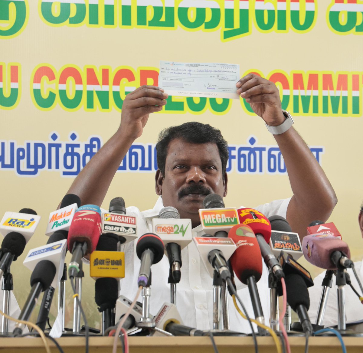 SPK_TNCC's tweet photo. #Metro இரண்டாம்கட்ட பணிகளுக்கும் , தமிழ்நாடு மழைவெள்ள பாதிப்புகளுக்கும் , ரயில்வே திட்டங்களுக்கும் நிதி வாங்கித்தர தமிழ்நாடு பாஜகவினரால் முடியவில்லை. 

தமிழக ரயில்வே திட்டங்களுக்கு வெறும் 1000 ரூபாய் ஒதுக்கி தமிழ்நாட்டை அவமதித்த மோடி அரசை கண்டித்து இன்று (28.08.2024) @narendramodi, அமைச்சர்கள் @nsitharaman , @AshwiniVaishnaw  உள்ளிட்டவர்களுக்கு ரூ.1001 அனுப்பினோம்.