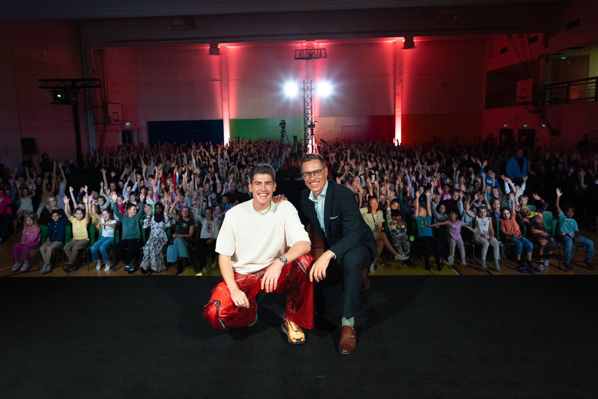 Koulurauha on nyt julistettu. Hyvää kouluvuotta jokaiselle koululaiselle.

Skolfreden har nu utlysts. Jag önskar alla elever ett lyckat och tryggt läsår.