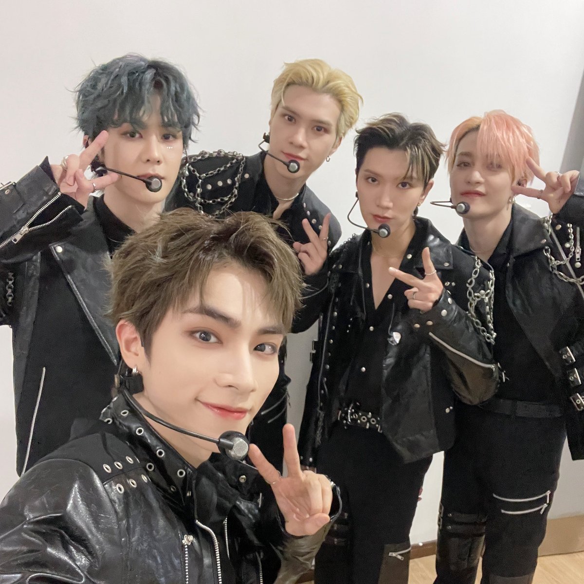 我会再回来的！大家还会等我们的吧
拉勾拉勾一百年不许变 (from HENDERY)

I will come back! Will you be waiting for me? Let's keep our promise for a hundred years! (from #HENDERY)

#WayV #威神V 
#ONTHEWay #WUHAN
#WayV_ONTHEWay_in_WUHAN