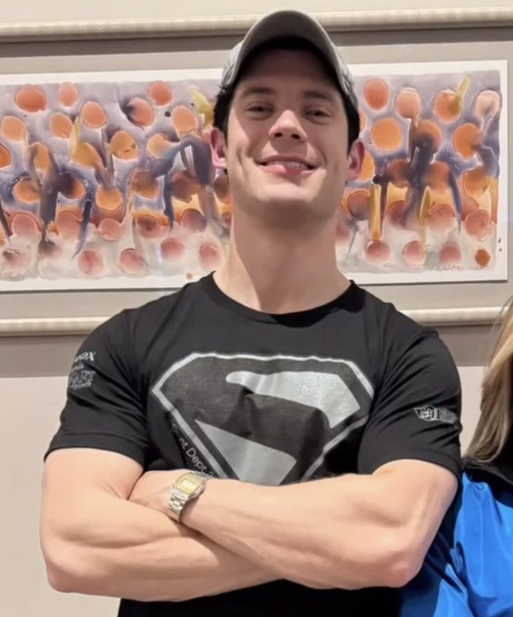 UniversoDCnauta's tweet photo. ✨David Corenswet com uma camisa preta do Superman. https://t.co/C43PX6VNcp