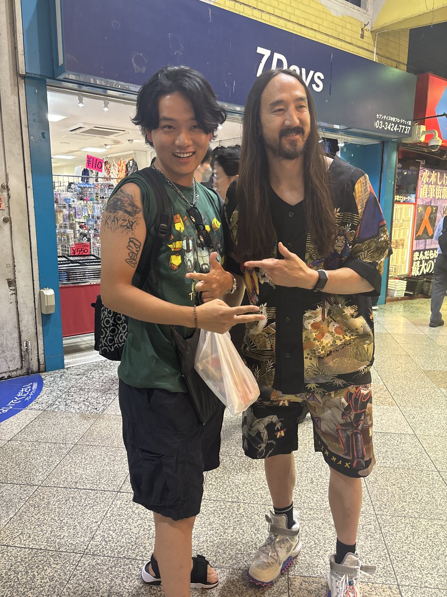 HOTARUisAWESOME's tweet photo. Steve Aokiが昨夜のライブで、ドラゴンボールなどの第一巻の初版を探しているが見当たらない。助けて欲しいというMCをする。
次の日休みだったのでビンテージ漫画を取り扱ってる店を探しに行く。
6時間程探してジョジョやトリコなどいくつか見つける。
DMでやり取りする。
リプへ続く。 https://t.co/OjkEDRxCj1