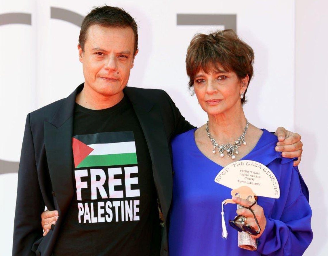 Dal red carpet di “Nonostante” di @rivamesta Lino Musella e Laura Morante mostrano il loro sostegno alla Palestina alla Mostra del Cinema di Venezia.
