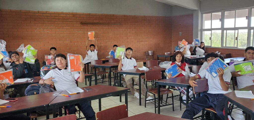 MauriceCollier's tweet photo. Entregamos a los jovenes de CECyTEC “Salvador Allende” útiles escolares para este ciclo escolar.
Seguiremos apoyando la educación ya que es clave para el desarrollo de nuestra comunidad.

Ni un paso atrás!
#LaguneroPrimero https://t.co/IX5BKX9sQt