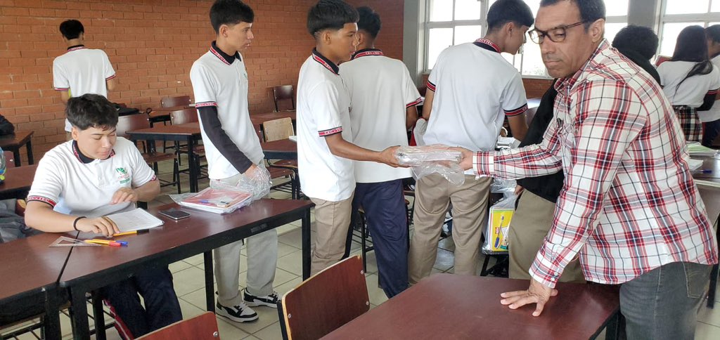 MauriceCollier's tweet photo. Entregamos a los jovenes de CECyTEC “Salvador Allende” útiles escolares para este ciclo escolar.
Seguiremos apoyando la educación ya que es clave para el desarrollo de nuestra comunidad.

Ni un paso atrás!
#LaguneroPrimero https://t.co/IX5BKX9sQt