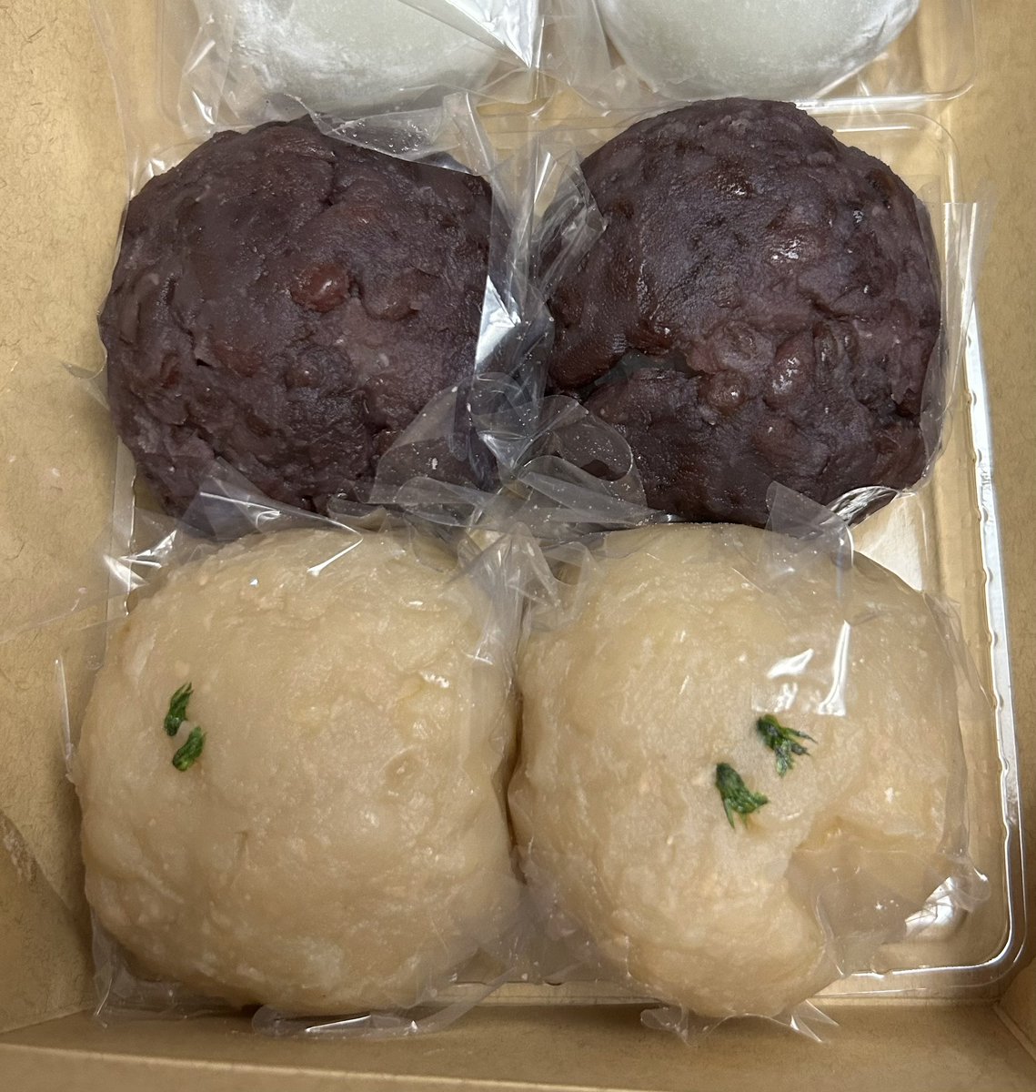 福岡からの最終✈️で帰宅できた
家族土産（指定😁）
期間限定の白小豆💕
年々販売期間が短くなってる気がする
大好きな神戸さんの掛け紙付き
#鈴懸
#白小豆
#神戸智行