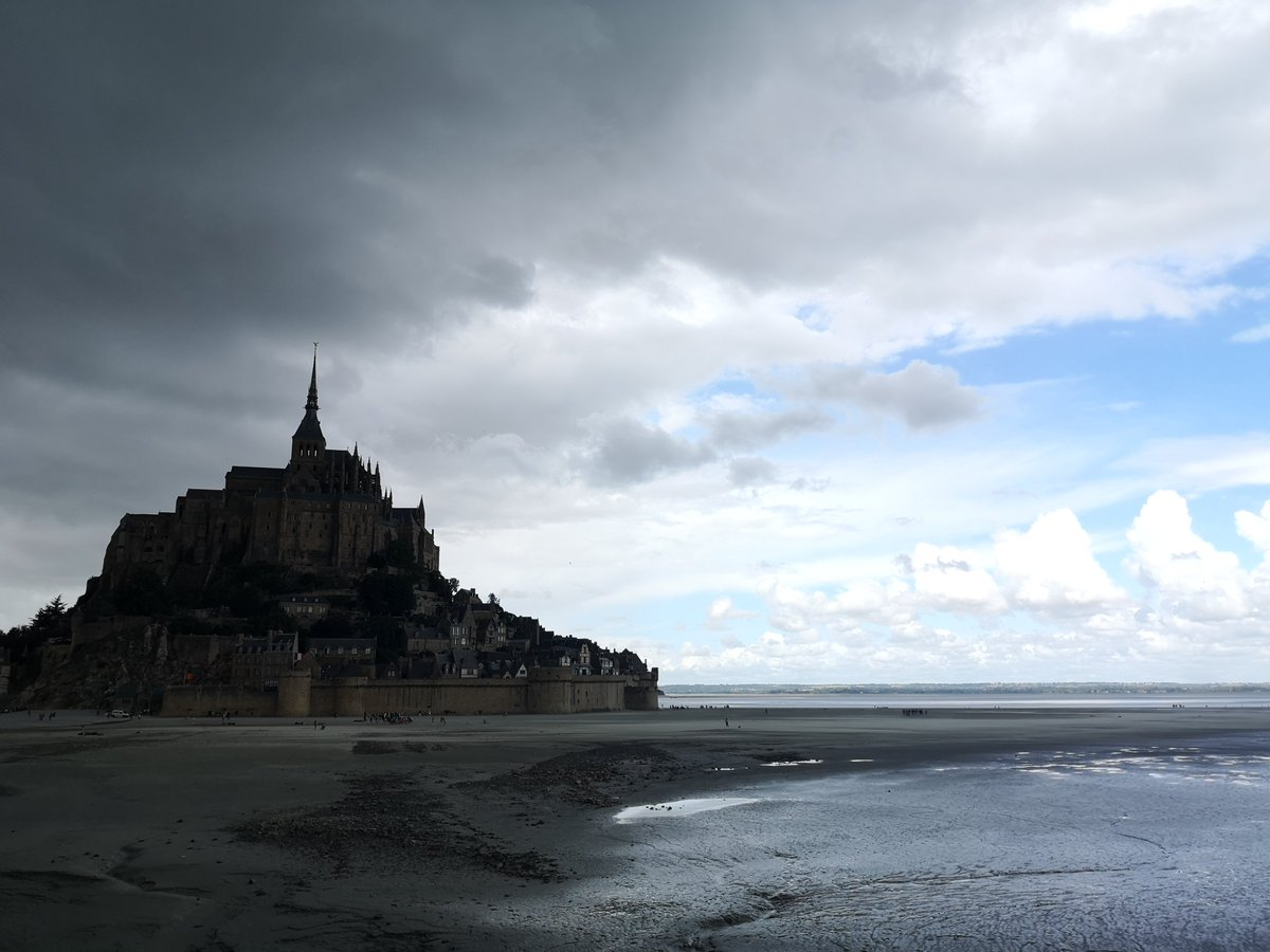 sandgravar
sjunker ner i utandning
fall
inuti våg:
pilgrimerna fortsätter komma
över landbryggan,
förklädda turister
barfota i det tillströmmande
flodvattnet

(vi ses på lördag)

facebook.com/share/q9cEHVLv…