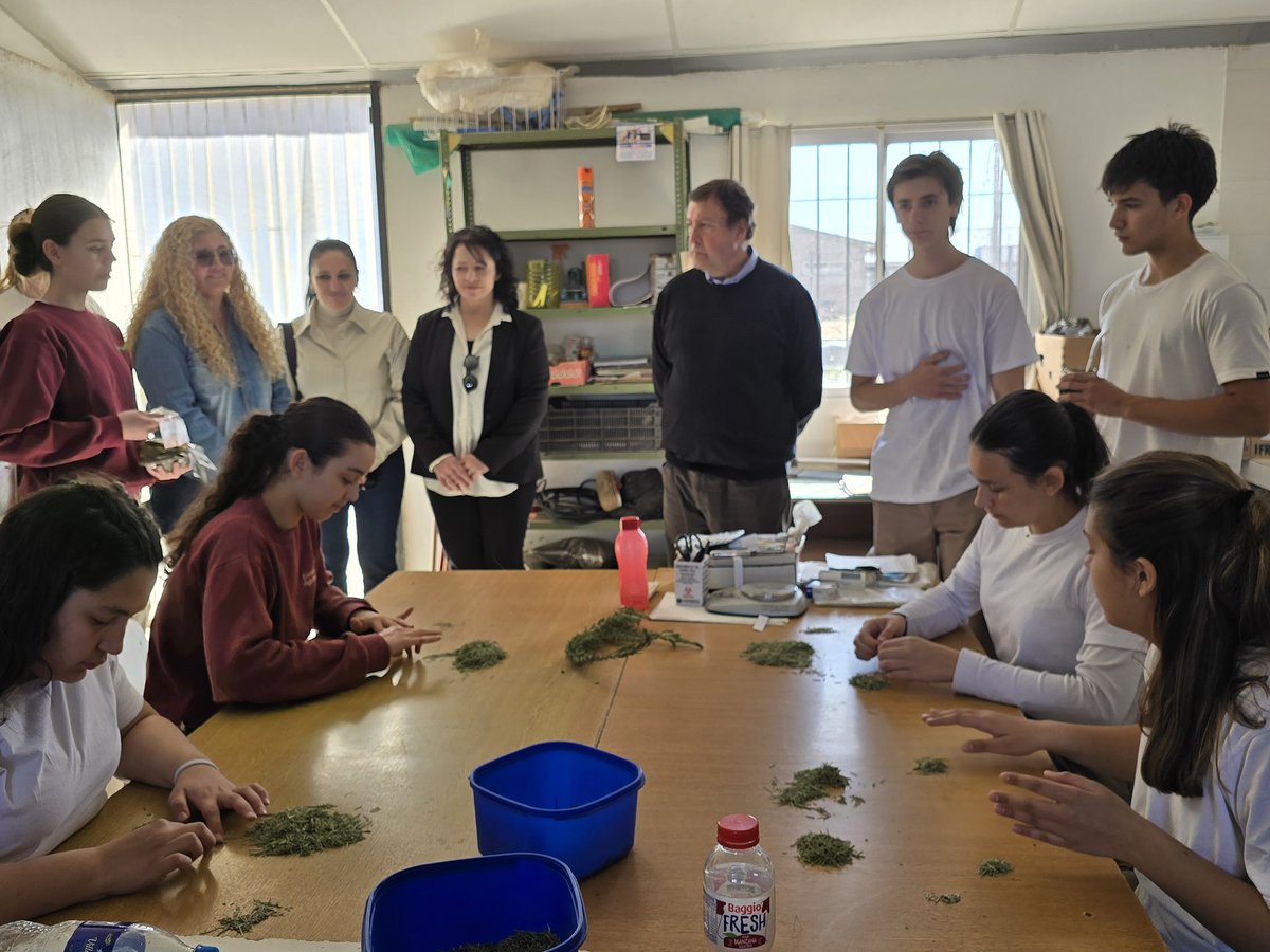 FORTALECIENDO EL FUTURO AGRÍCOLA EN EL ALTO VALLE 

Visité la Escuela Agraria de Villa Regina para conocer de cerca el estado de sus instalaciones y proyectos en curso. Fue una oportunidad para dialogar con docentes y estudiantes sobre sus necesidades y desafíos. 

En una