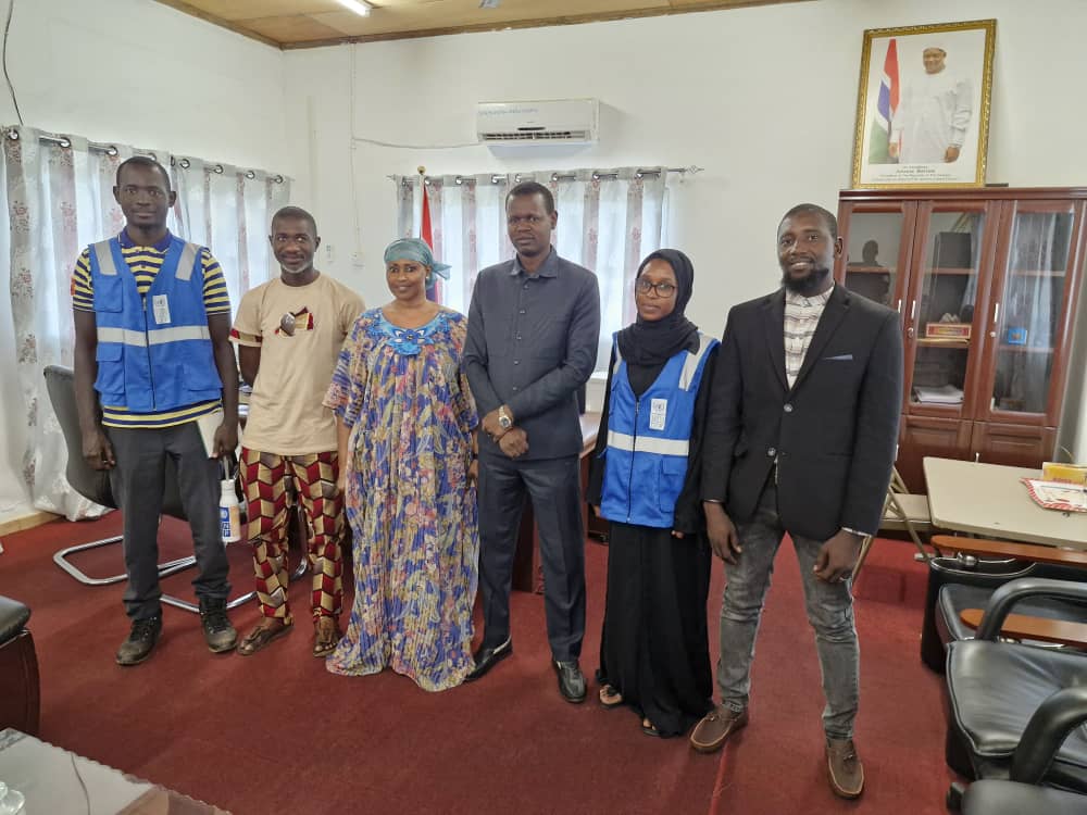UNDP_TheGambia's tweet photo. 🌟 Exciting news #sdg7
Through #UNDP's #partnership with #MoPE, 3 hard-to-reach communities (Sare Demba Toro, Jamu Mballow, and Yerorie) in Sandou URR, now have access to 24/7 affordable and clean energy. A newly installed 150kWP solar mini-grid 
#energy #CommunityAction https://t.co/BhdvOLJLhw