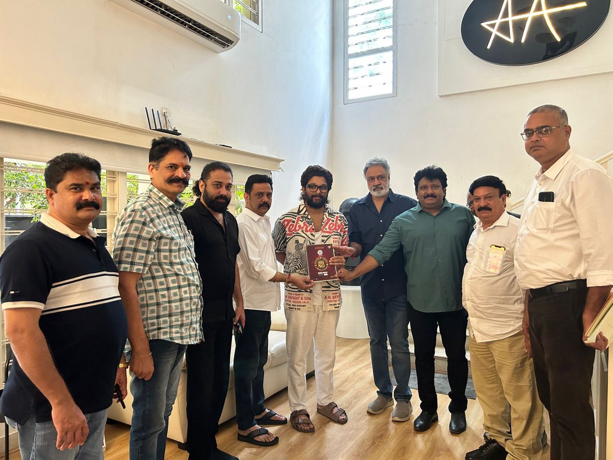 AlluJaffer5057's tweet photo. Icon Star @alluarjun Get Invitation From 50Years Balakrishna Garu In Tfi Event on Sep 1st!! 🔥⚡🤙🏻 

#Pushpa2TheRule https://t.co/2pqiSaWp1u