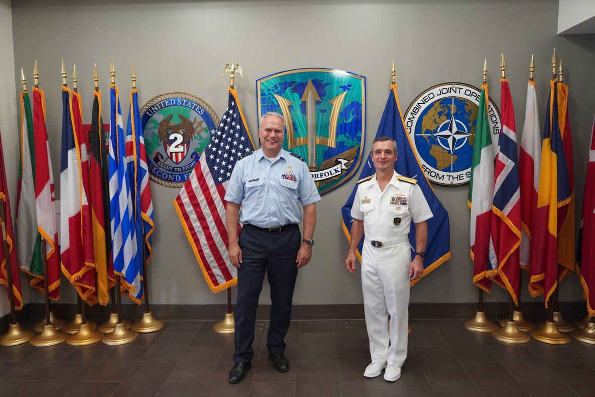 Generaal Onno Eichelsheim (@cds_defensie) on Twitter photo In het geval van een aanval op een <a href="/NATO/">NATO</a>-bondgenoot is ons land een van de belangrijkste doorvoerlanden van militairen en materieel vanuit de VS. Het <a href="/JFCNorfolk/">NATO JFC Norfolk</a> is o.a. verantwoordelijk voor deze trans-Atlantische verbinding en is een belangrijke #partner van <a href="/Defensie/">Ministerie van Defensie</a>. 🇺🇸🇳🇱 In het geval van een aanval op een <a href="/NATO/">NATO</a>-bondgenoot is ons land een van de belangrijkste doorvoerlanden van militairen en materieel vanuit de VS. Het <a href="/JFCNorfolk/">NATO JFC Norfolk</a> is o.a. verantwoordelijk voor deze trans-Atlantische verbinding en is een belangrijke #partner van <a href="/Defensie/">Ministerie van Defensie</a>. 🇺🇸🇳🇱