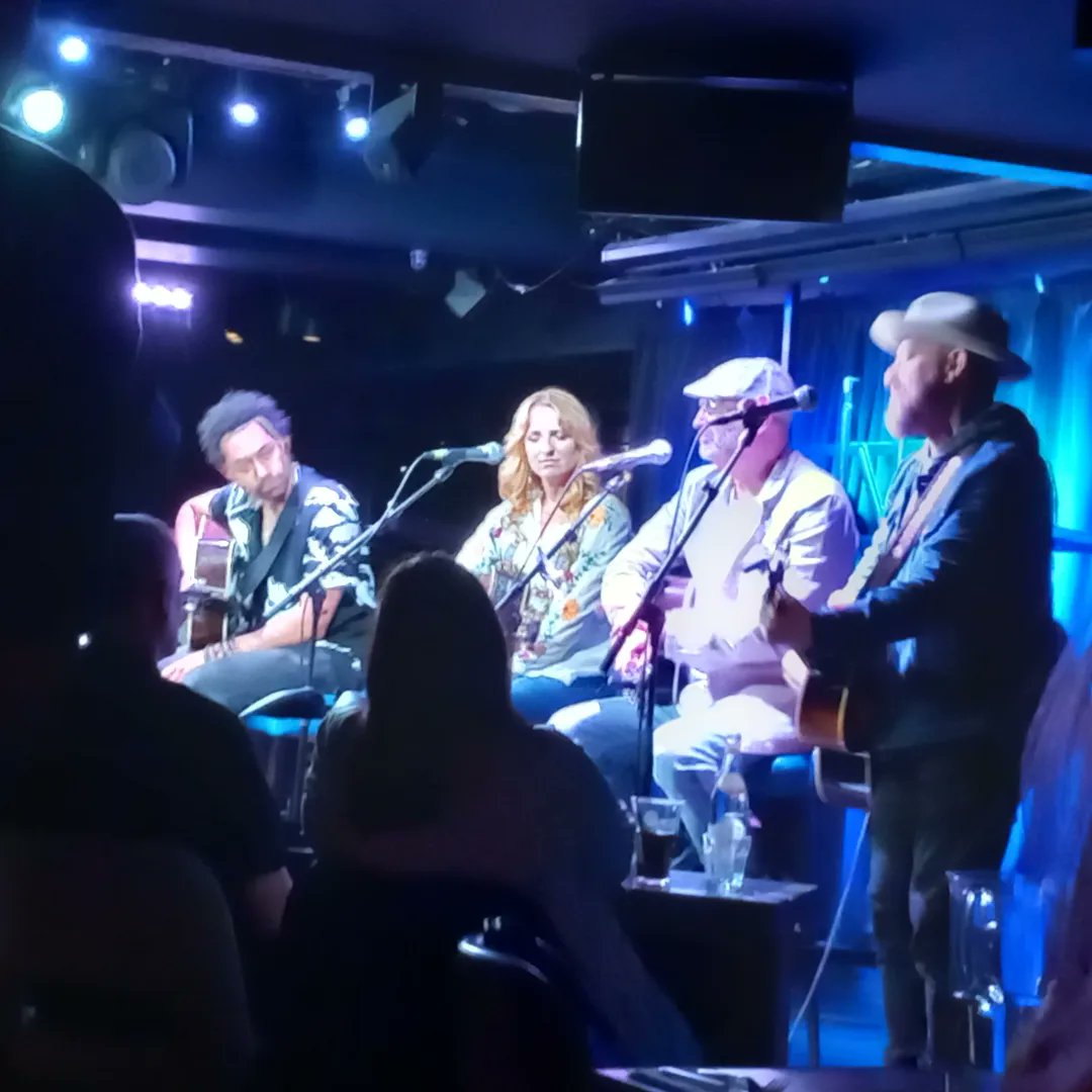 madeleinesims22's tweet image. Had THE BEST day yesterday. I went to Pizza Express live where I saw Ben Earle, Kristian Bush, Kezia Gill, Jeff Cohen and Alyssa Bonagura who showed up to watch the show and ended up performing a song. WHAT A NIGHT! 🥰🥰🥰🥰🥰 #pizzaexpresslive