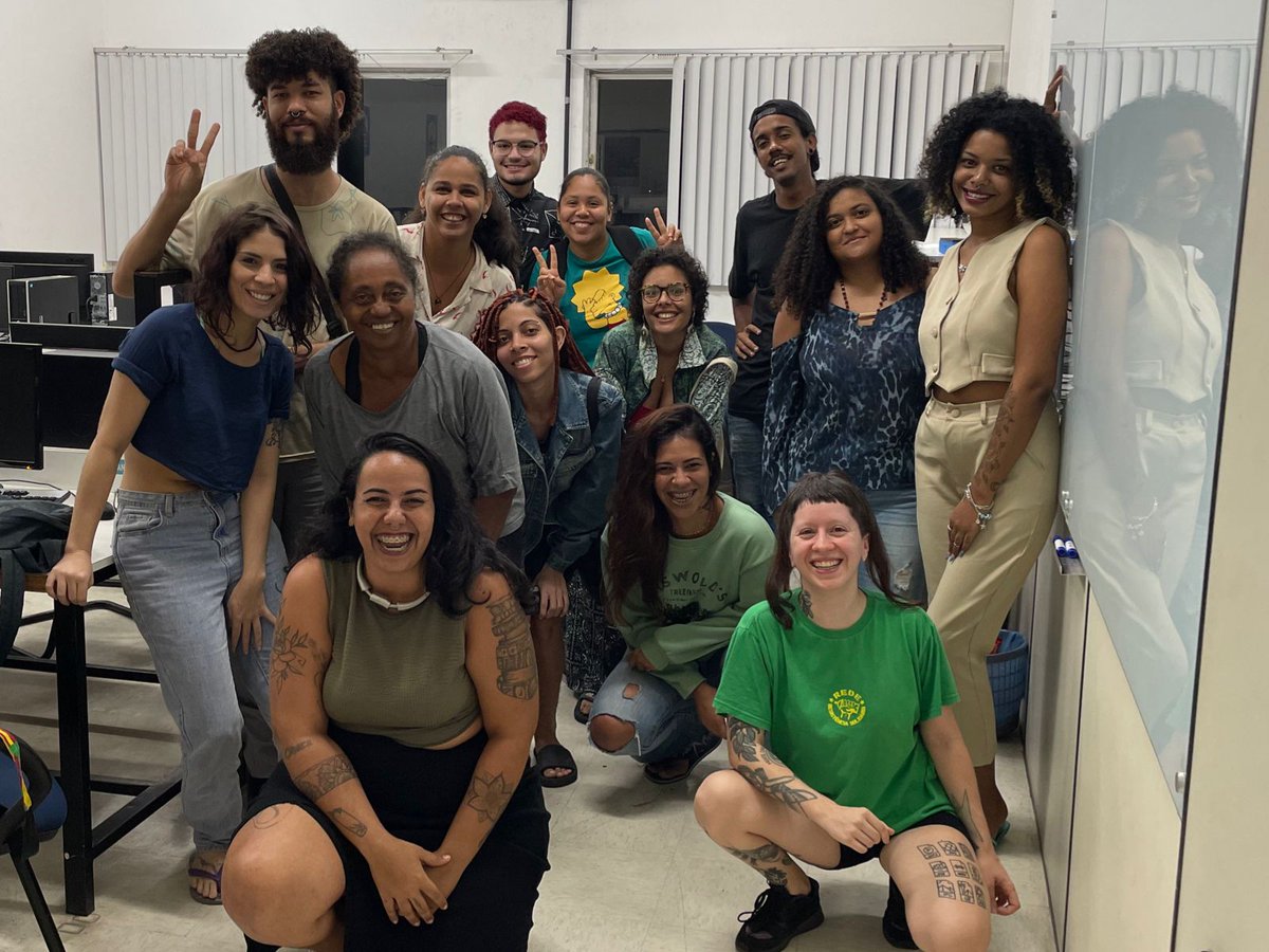 numadessas's tweet image. Please community, welcome the students of the project &quot;Computadores Fazem Arte&quot;!

[Computers Make Art] is an educational initiative through my master&apos;s research with the aim of creating a welcoming approach to onboarding people and studying what their main needs are.

Image from…