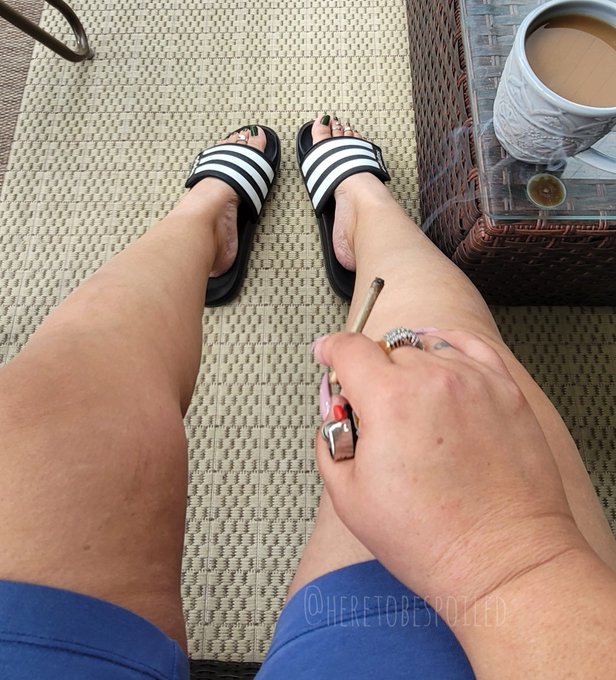 Good morning beautiful humans n the good ones who spoil me 🤭 😘 Headed out sockless in my sneaks 🥰 https://t