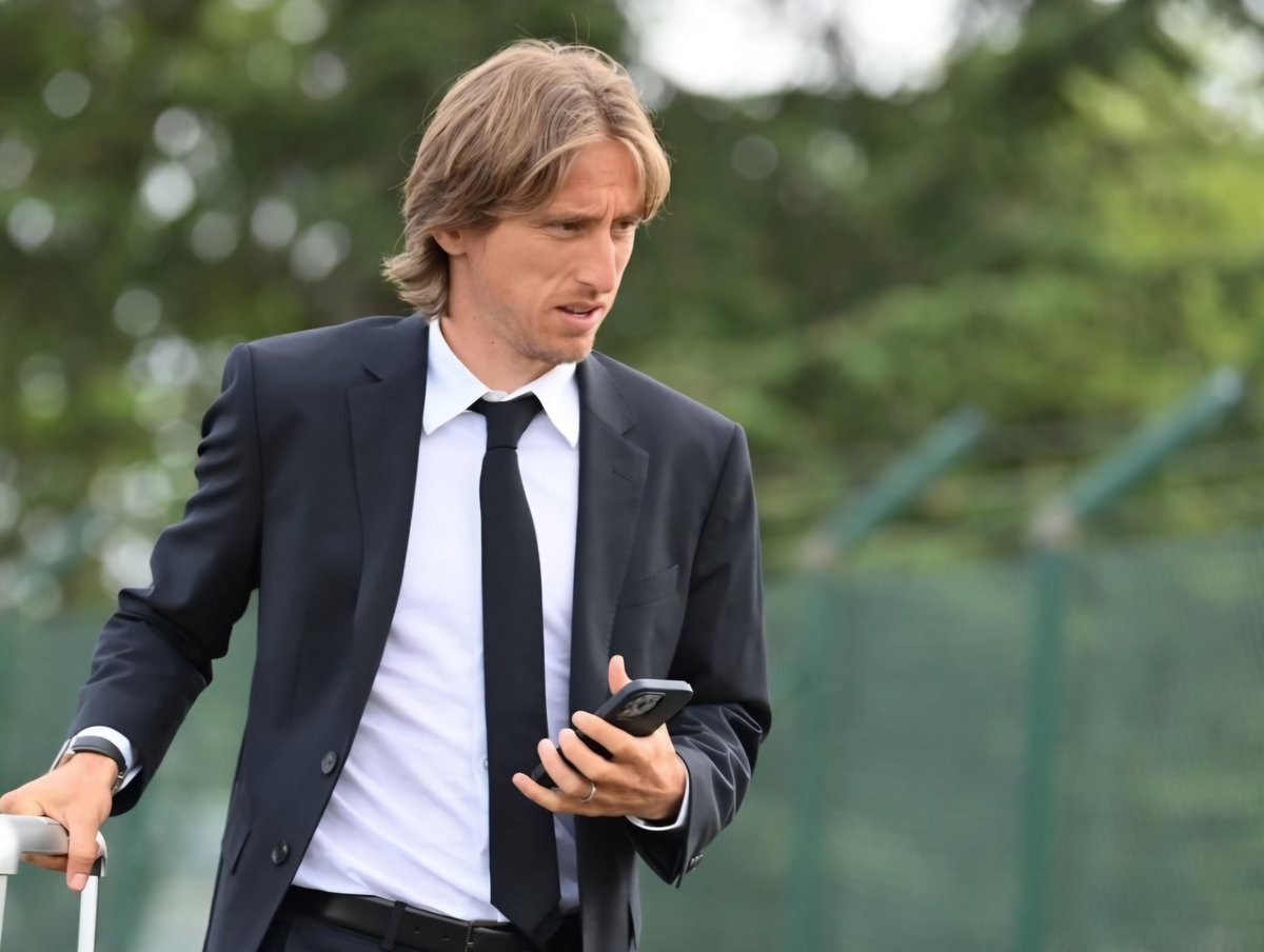 Enfin arriver à Paris pour signer mon contrat de coach chez eux , merci à eux pour m'avoir fait confiance