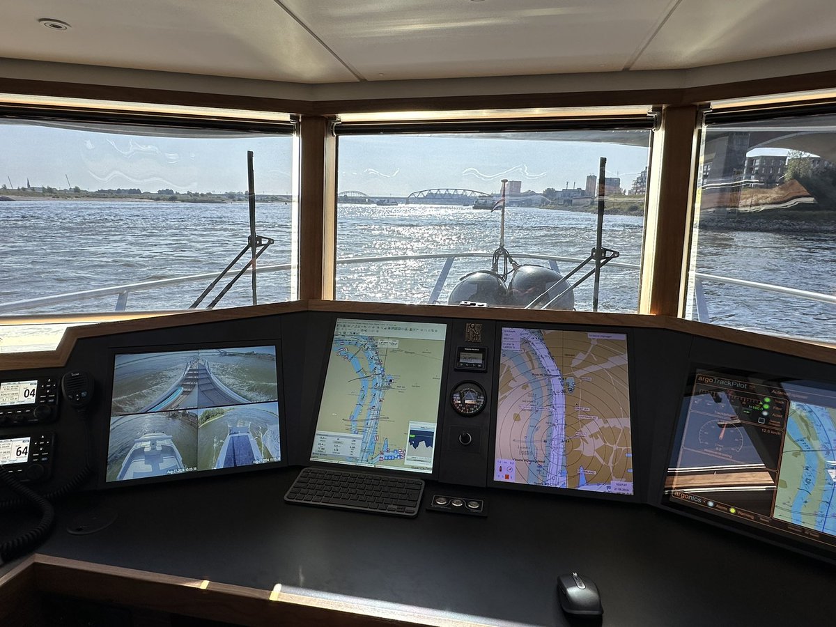 Gisteren met ons eigen ‘meetvaartuig’ een survey over de Waal gedaan en de eerste #multibeam data verzameld voor <a href="/CoVademIWT/">CoVadem</a>. Nu even uitzoeken hoe we deze (ruwe) data kunnen gebruiken voor onze eigen unieke productieproces van de dagelijkse #bIENC #waterdieptekaarten. 😊