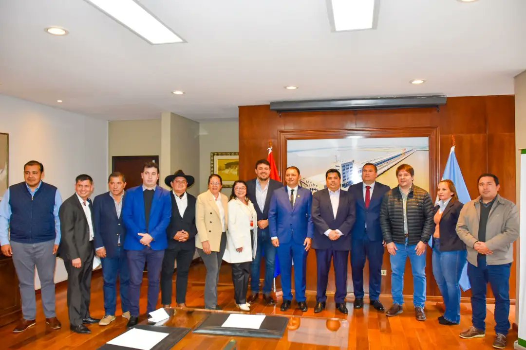 michelflorfer's tweet photo. Reunión de trabajo con el Director de la @ebypy @Luisbenitez_py, el @DerlisMaidanaPy y el Gobernador  @RichardR_amirez e Intendentes de Misiones a fin de solicitar el apoyo institucional para la Construcción del Colegio de Policía en el Departamento de Misiones! https://t.co/oHLPFph9BL